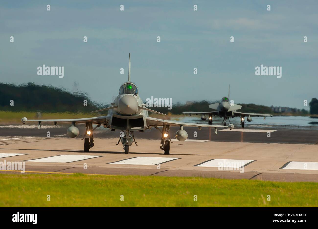 Lossiemouth Eurofighters FGR4 tornano nel Regno Unito dopo Op' Azotize in Lituania, sostenendo la NATO Baltic Air Policiing. Tutti e quattro hanno il 70° badge NATO Foto Stock