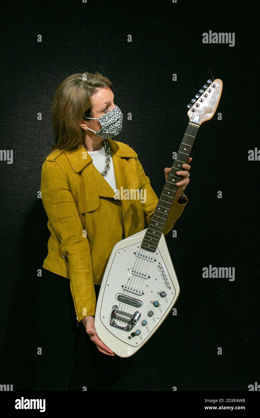 BONHAMS KNIGHTSBRIDGE LONDRA, REGNO UNITO, OTTOBRE 2020. Un assistente di Bonhams tiene: Divisione di gioia. La Vox Phantom VI Special Guitar di proprietà di Ian Curtis e ha suonato nel video per 'Love Will Tear US Apart', 1967. Stima: £60,000 - 80,000 come parte della vendita di memorabilia di intrattenimento.tutti i proventi della vendita andrà a sostenere l'attività di beneficenza di BAFTA tutto l'anno, che è focalizzata sulla ricerca e sul sostegno di nuovi e esistenti talenti nel Regno Unito e a livello internazionale. La vendita avrà luogo giovedì 8 ottobre. Credit: amer Ghazzal/Alamy Live News Foto Stock