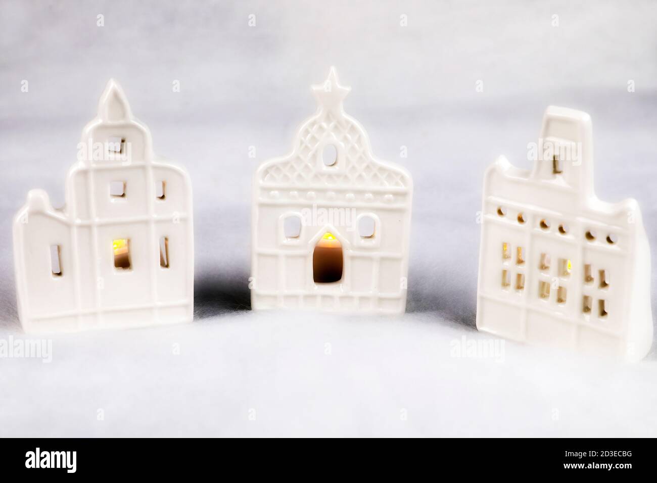 Piccole case di Natale nella neve Foto Stock