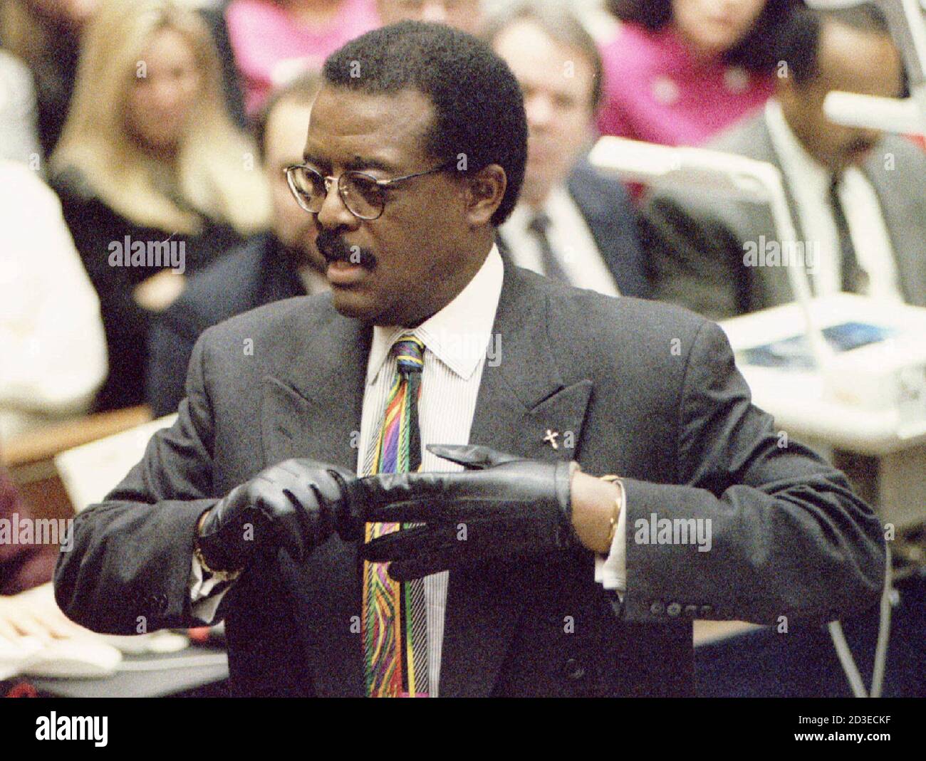 Johnnie Cochran Jr., avvocato della difesa, cerca di indossare un paio di  guanti in pelle mentre si rivolge ai giurati durante gli argomenti di  chiusura nel processo di omicidio di O.J. Simpson