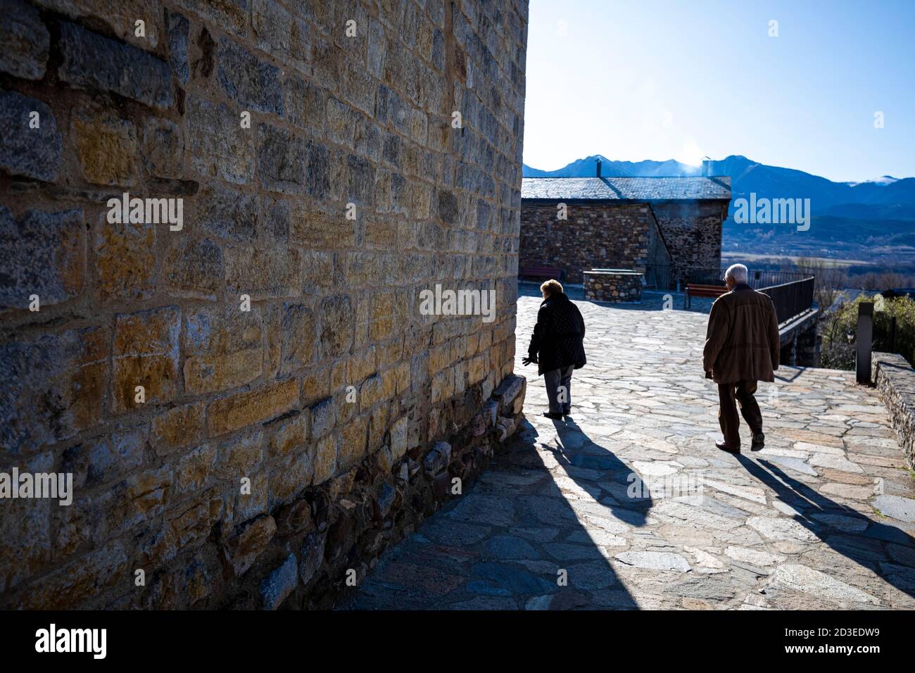 Tutto il villaggio della chiesa, Cerdanya. Foto Stock