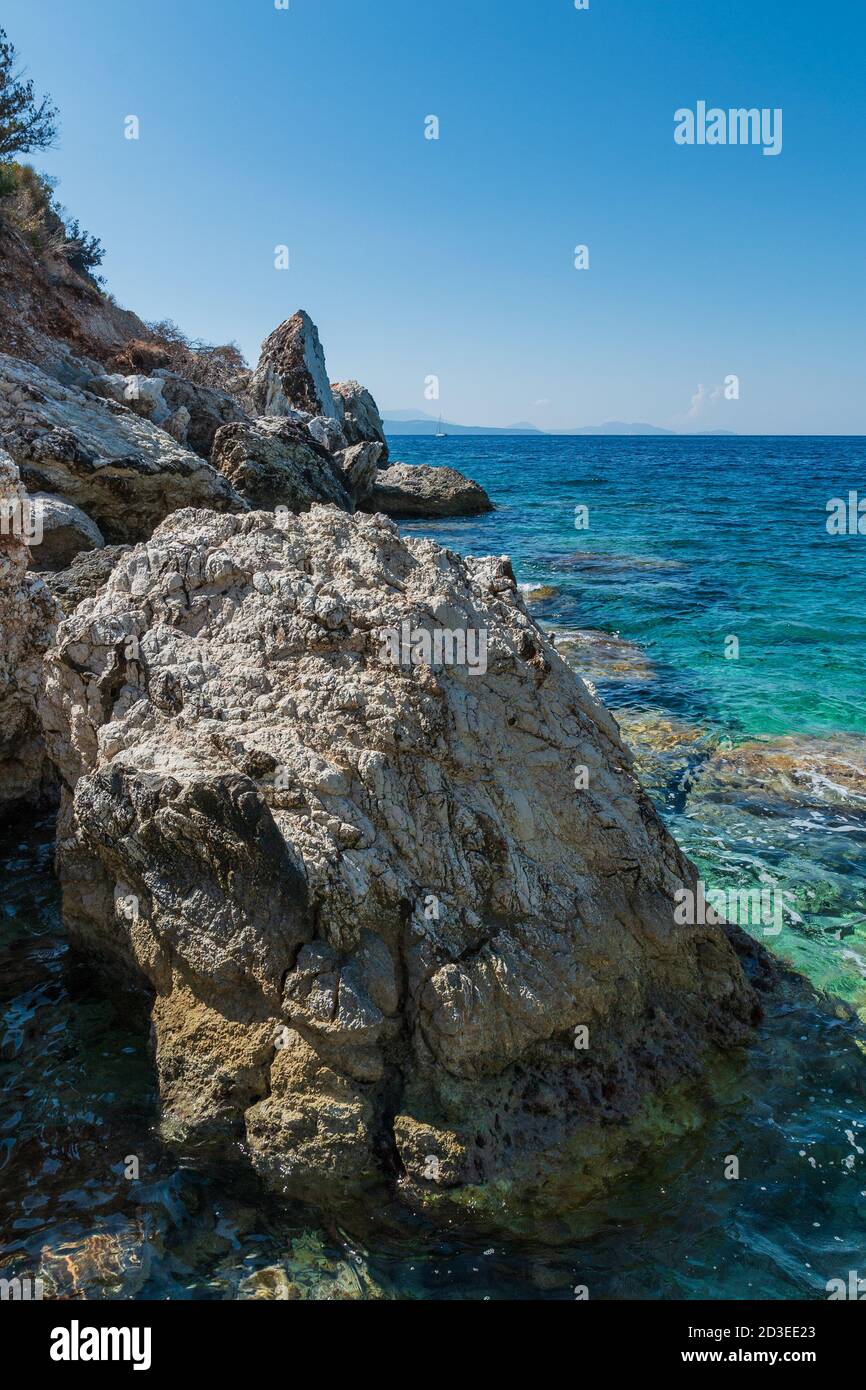 Rocce sulla spiaggia di Agiobili, isola di Lefkada, Grecia. Isole IONIE. Estate. Foto Stock