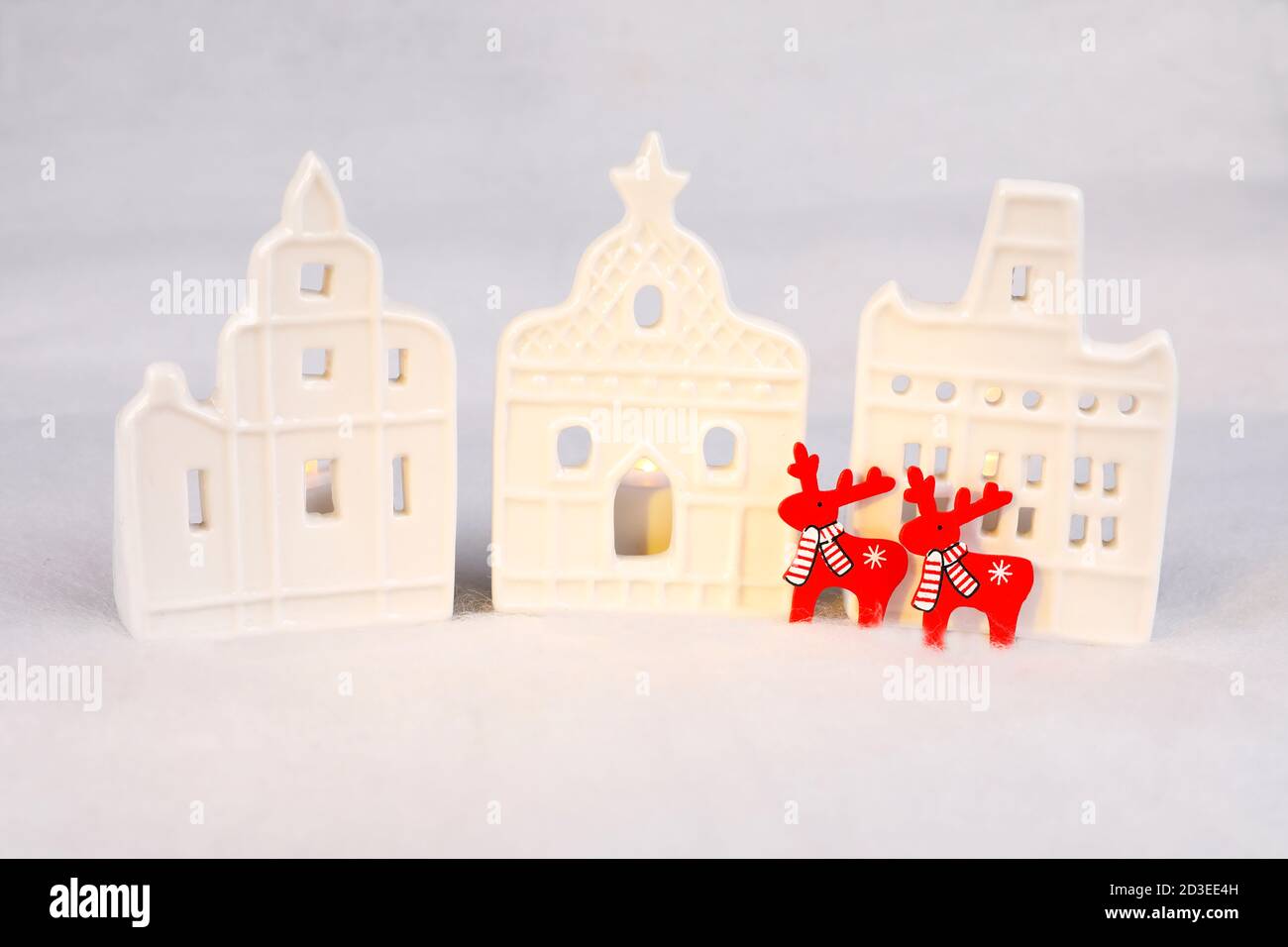 Piccole case di Natale nella neve Foto Stock