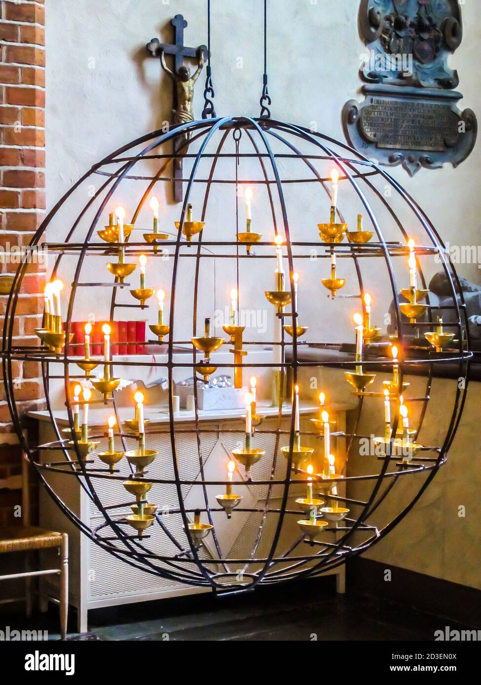 Candele bruciate nello Storkyrkan ("la Grande Chiesa" anche chiamato Stockholms domkyrka (Cattedrale di Stoccolma). Svezia. Foto Stock