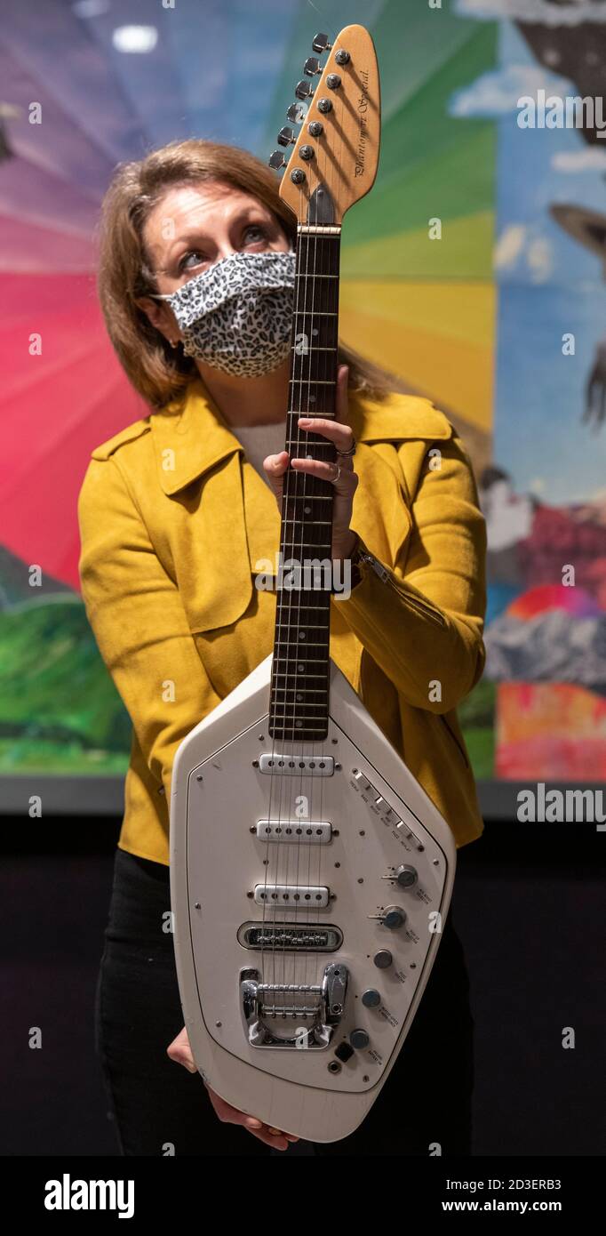 Bonhams, Knightsbridge, Londra, Regno Unito. 8 ottobre 2020. La vendita di cimeli di Bonhams’Entertainment comprende anche la chitarra usata dal frontman di Joy Division e dal lirico Ian Curtis nel video musicale per il loro hit senza tempo ‘Love Will Tear US Apart’, offerto dalla figlia di Ian, Natalie, sarà in vista. Ha una stima di £60,000-80,000. Credit: Malcolm Park/Alamy Live News. Foto Stock