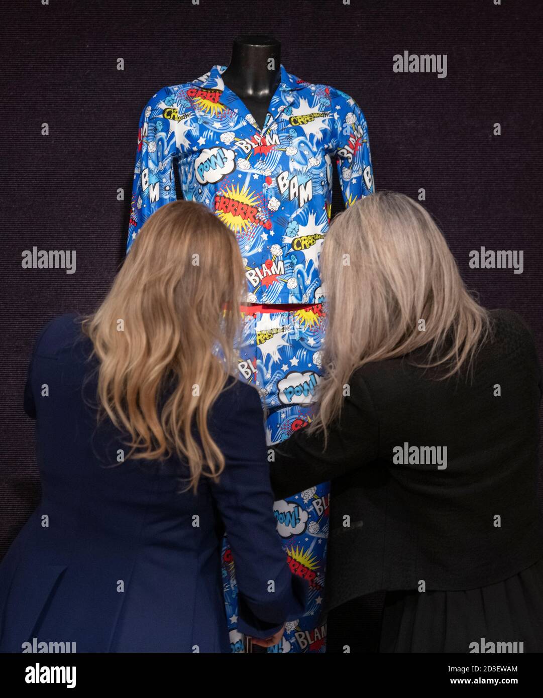 Bonhams, Knightsbridge, Londra, Regno Unito. 8 ottobre 2020. I cimeli dell'intrattenimento di Bonhams includono i pigiami indossati da Jodie Comer come Villanelle nella serie due dell'acclamata serie drammatica Killing Eve, stima: £1,500-2,000. Credit: Malcolm Park/Alamy Live News. Foto Stock
