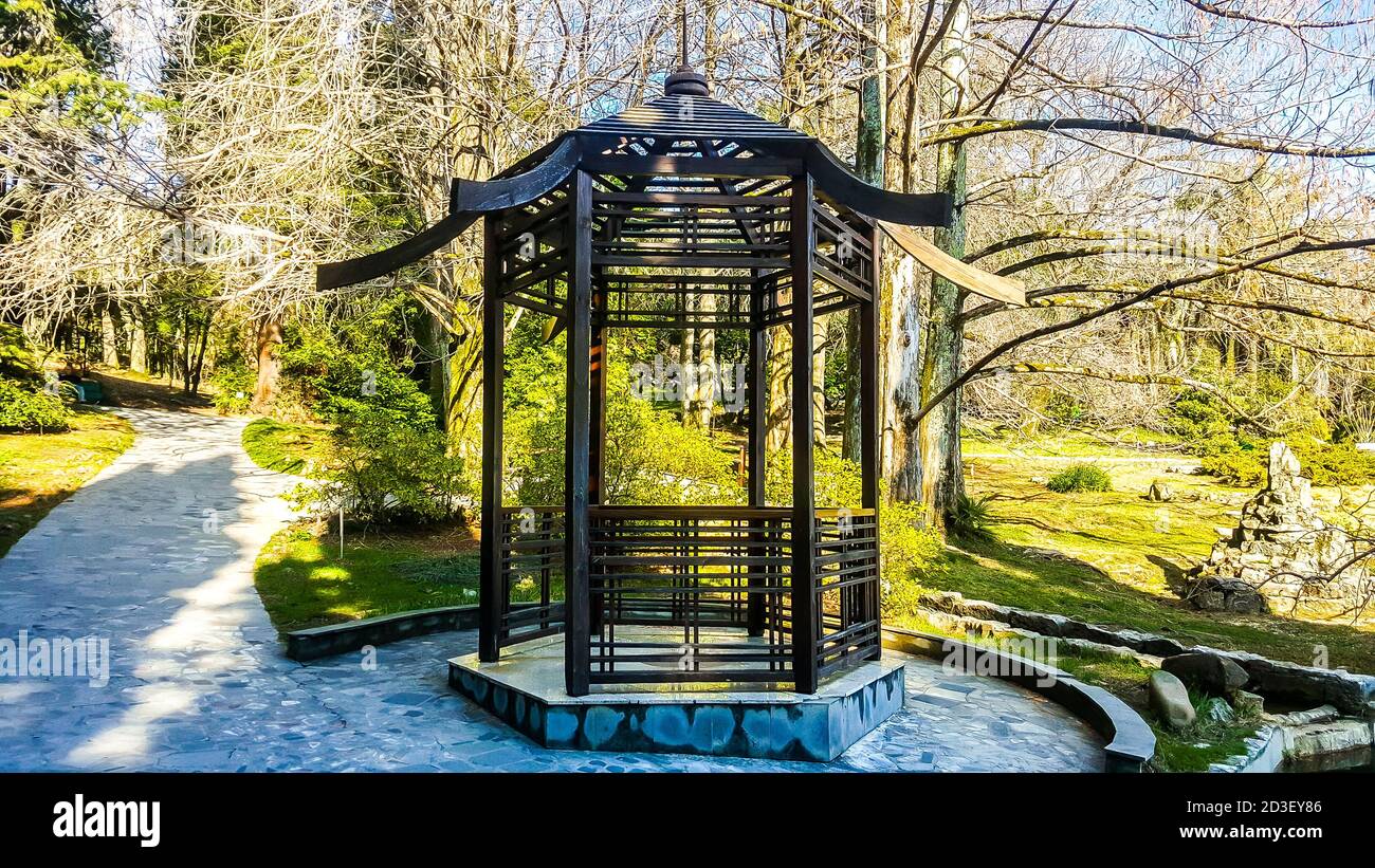 Gazebo nell'arboreto di Sochi. Sochi, Russia Foto Stock