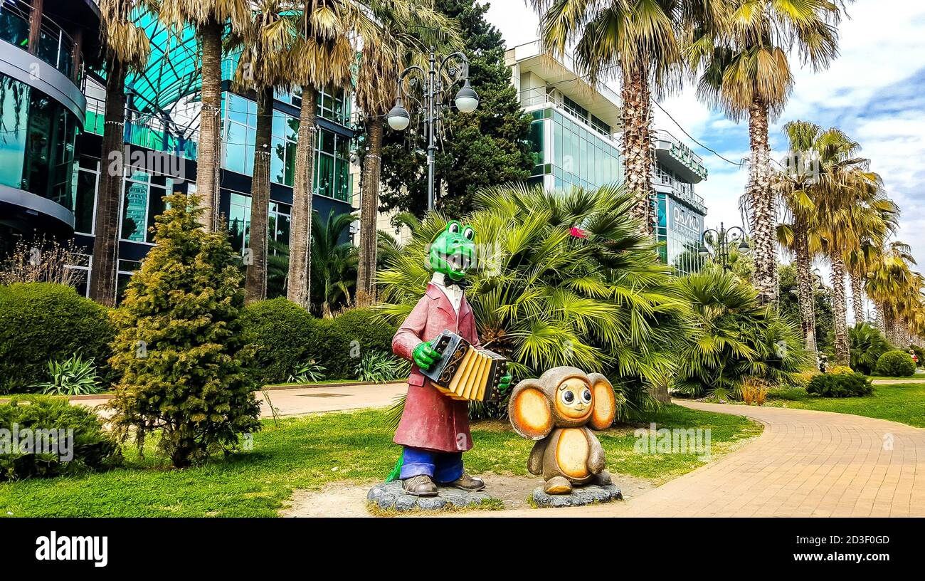 Personaggi Cartoon Cheburashka e coccodrillo Gena sulla principale strada pedonale Navaginskaya. Sochi, Russia Foto Stock