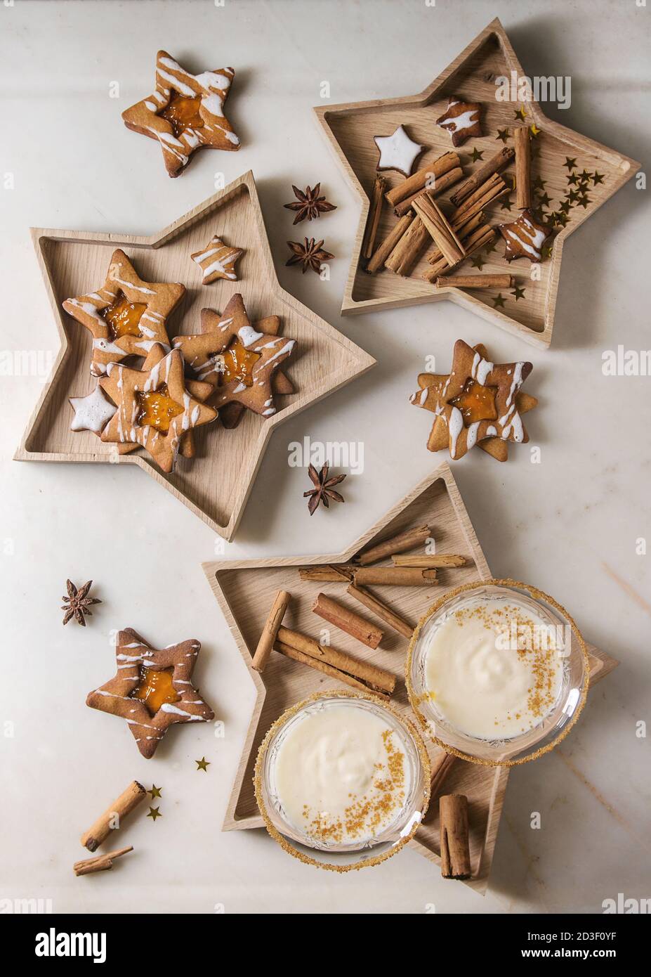 Zabaione latte di Natale cocktail serviti in due vintage bicchieri di cristallo sul vassoio in legno con biscotti di forma a stella i cookie di zucchero, bastoncini di cannella sopra wh Foto Stock