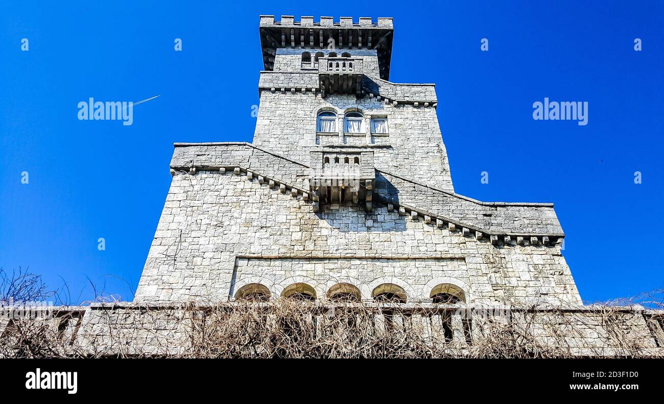 Torre di osservazione in stile romanico medievale, sulla cima della montagna Akhun. Sochi, Russia Foto Stock