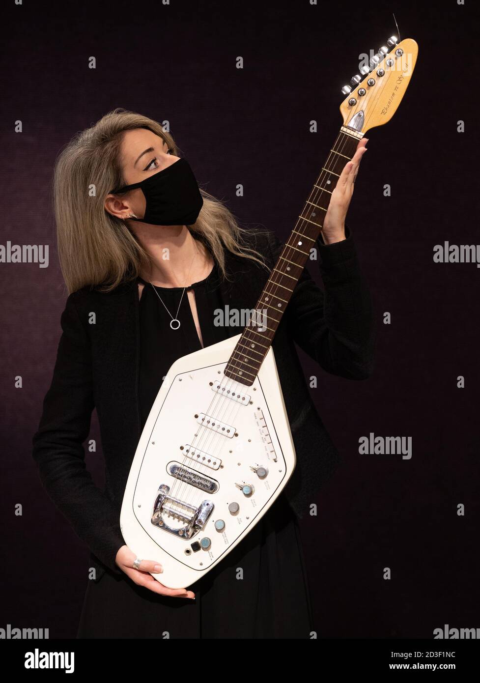 Londra, Regno Unito. 8 Ott 2020. La Vox Phantom VI chitarra speciale di proprietà di Ian Curtis di Joy Division e suonata nel video 'Love Will Tear US Apart' stima £60,000-80,000. Bonhams intrattenimento e cimeli si svolgeranno il 13 ottobre. Credit: Mark Thomas/Alamy Live News Foto Stock