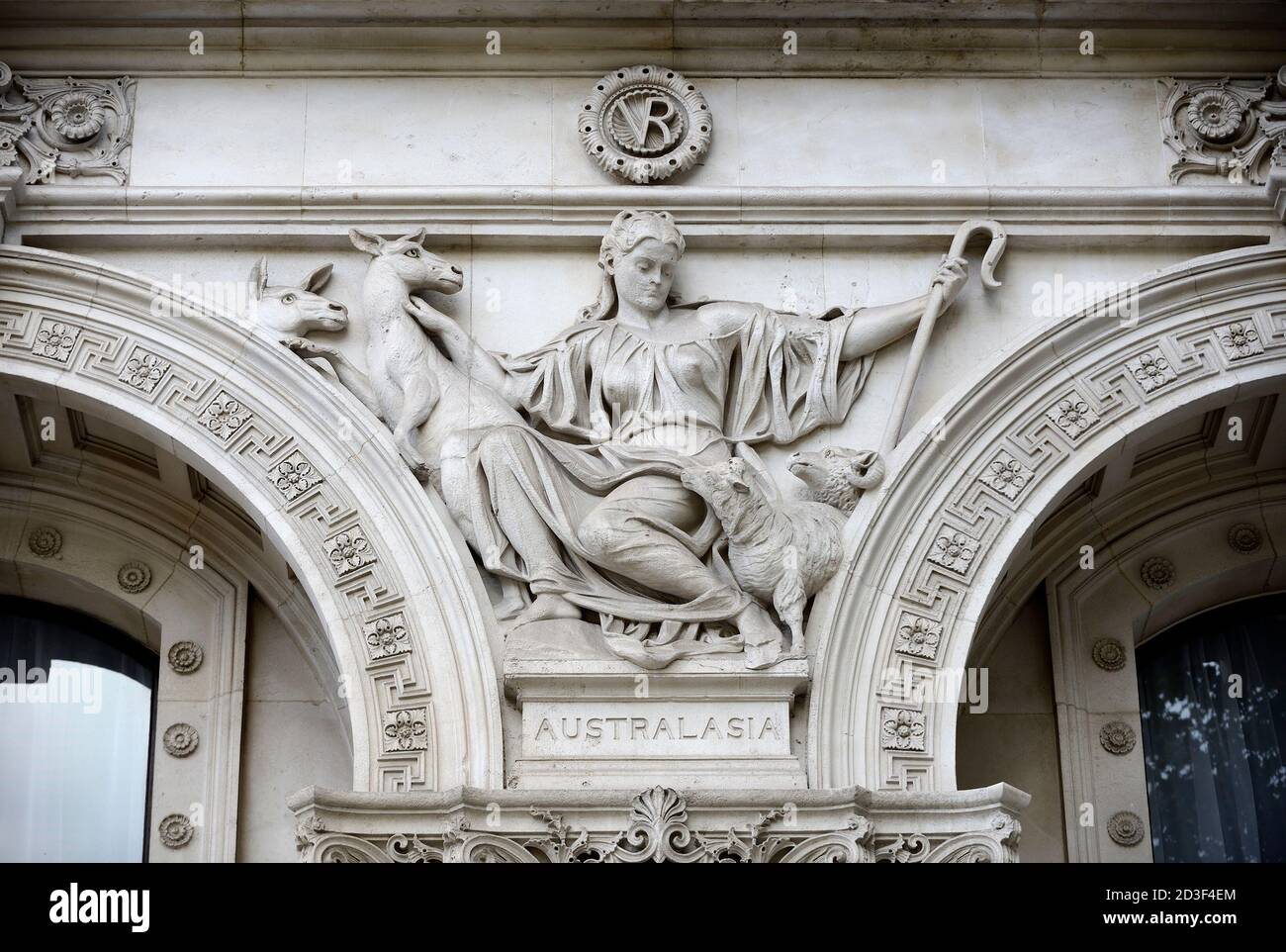 Londra, Inghilterra, Regno Unito. Ufficio estero e Commonwealth (1868) Whitehall. Figura allegorica (Henry Hugh Armstead: 1828-1905) che rappresenta il continente Foto Stock