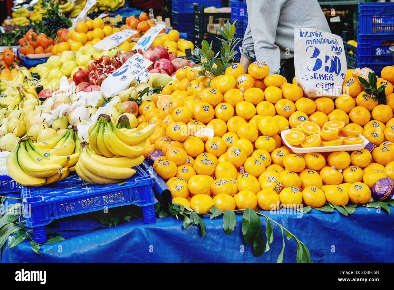 Turco mercato contadino. Cumulo di fresca frutta organica sul contatore arance e mele, uva, melograni, tangerini, banane, kaki Foto Stock