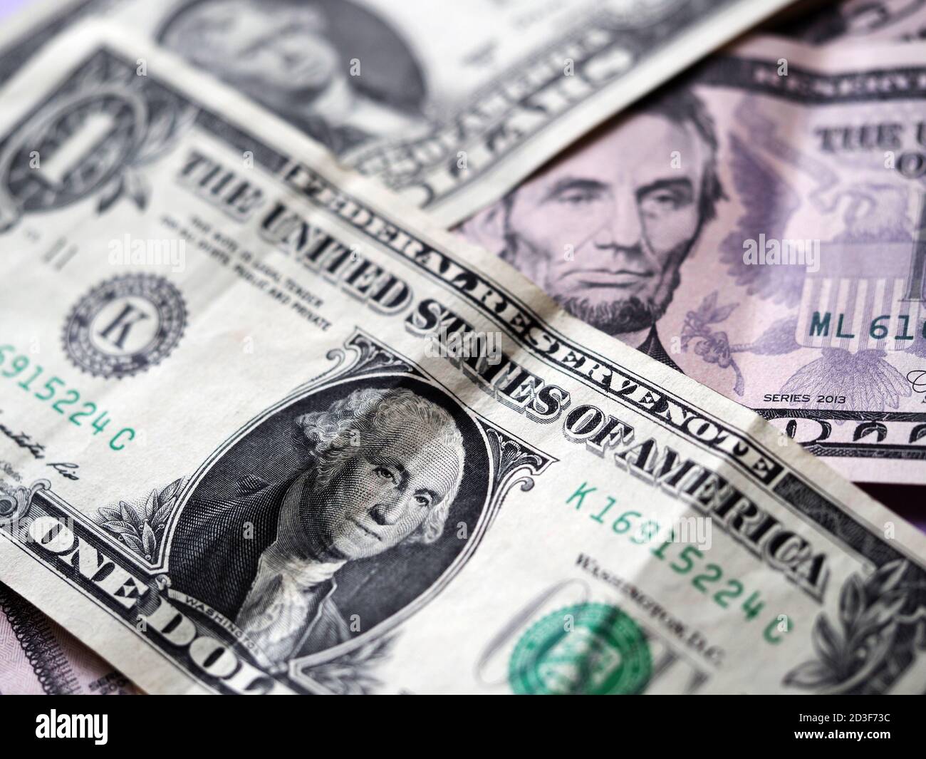 Un'illustrazione della foto delle fatture del dollaro degli Stati Uniti vari ibackground. Messa a fuoco selettiva. 1 dollaro in primo piano Foto Stock