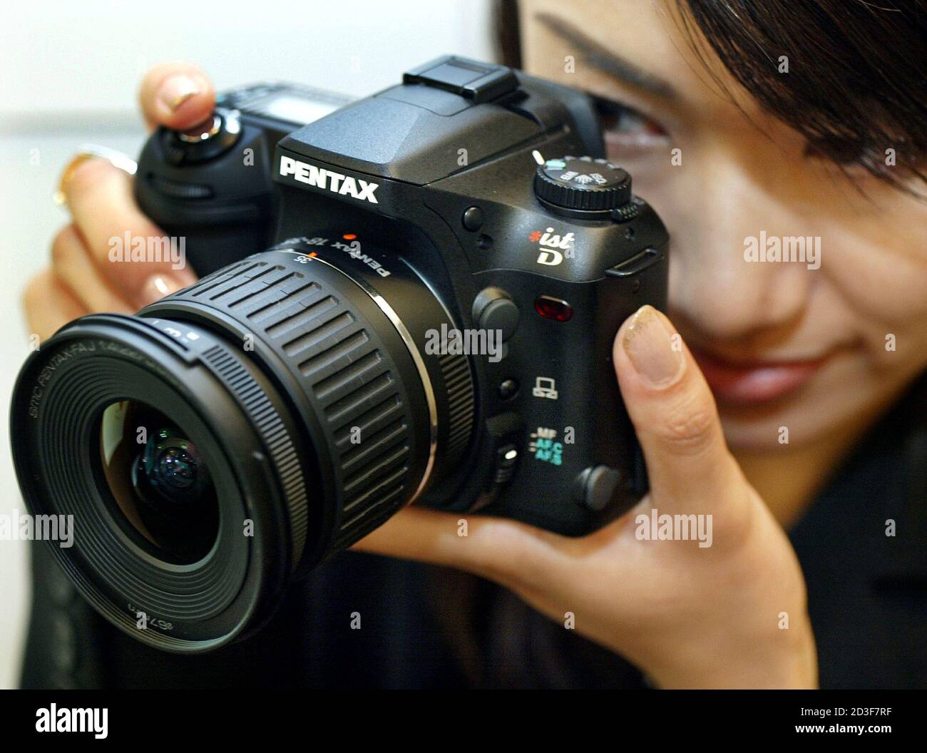 La nuova fotocamera reflex digitale a obiettivo singolo Pentax "ist D"  viene presentata a Tokyo l'8 agosto 2003. La fotocamera misura 129 mm (5.0  pollici) di larghezza, 94.5 mm (3.7 pollici) di