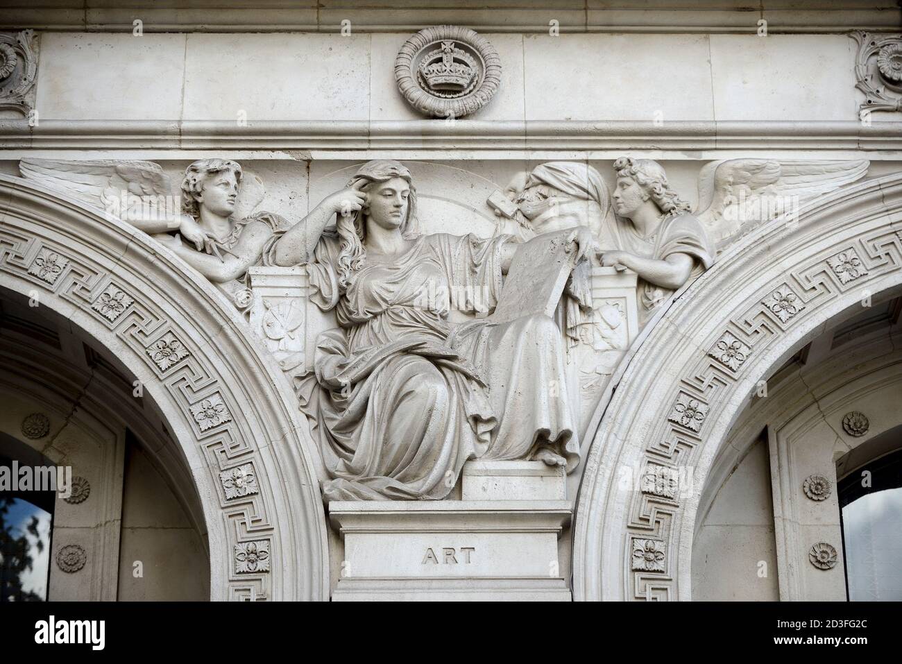 Londra, Inghilterra, Regno Unito. Ufficio estero e Commonwealth (1868) Whitehall. Figura allegorica (Henry Hugh Armstead: 1828-1905) raffigurante Arte Foto Stock