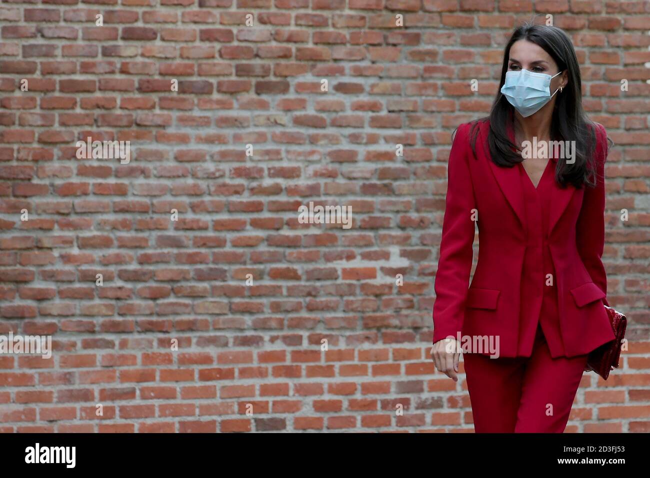 Madrid, Spagna; 08/10/2020.- la regina Letizia partecipa alla riunione del Consiglio di Amministrazione della Residenza studentesca, indossa una tuta rossa sartoriale, con una giacca con doppio lapello e pantaloni svasati con taglio verticale sull'orlo, è un disegno di Roberto Torrreta, Dalla sua collezione Autunno/Inverno 2017-2018. Scarpe con tacco alto e portafoglio in pelle di serpente placcato oro di Carolina Herrera. Credit: dpa Picture Alliance/Alamy Live News Foto Stock