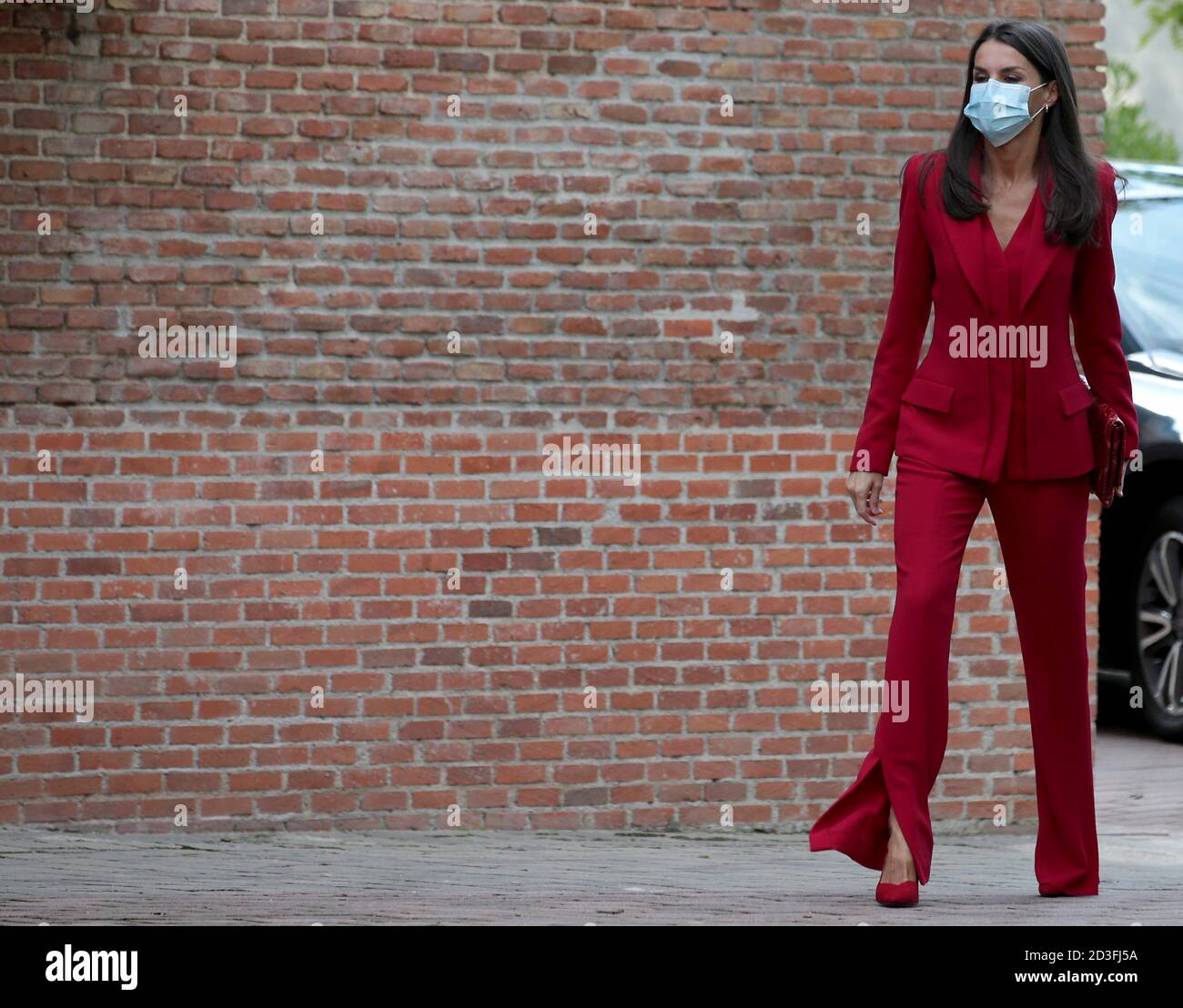 Madrid, Spagna; 08/10/2020.- la regina Letizia partecipa alla riunione del Consiglio di Amministrazione della Residenza studentesca, indossa una tuta rossa sartoriale, con una giacca con doppio lapello e pantaloni svasati con taglio verticale sull'orlo, è un disegno di Roberto Torrreta, Dalla sua collezione Autunno/Inverno 2017-2018. Scarpe con tacco alto e portafoglio in pelle di serpente placcato oro di Carolina Herrera. Credit: dpa Picture Alliance/Alamy Live News Foto Stock
