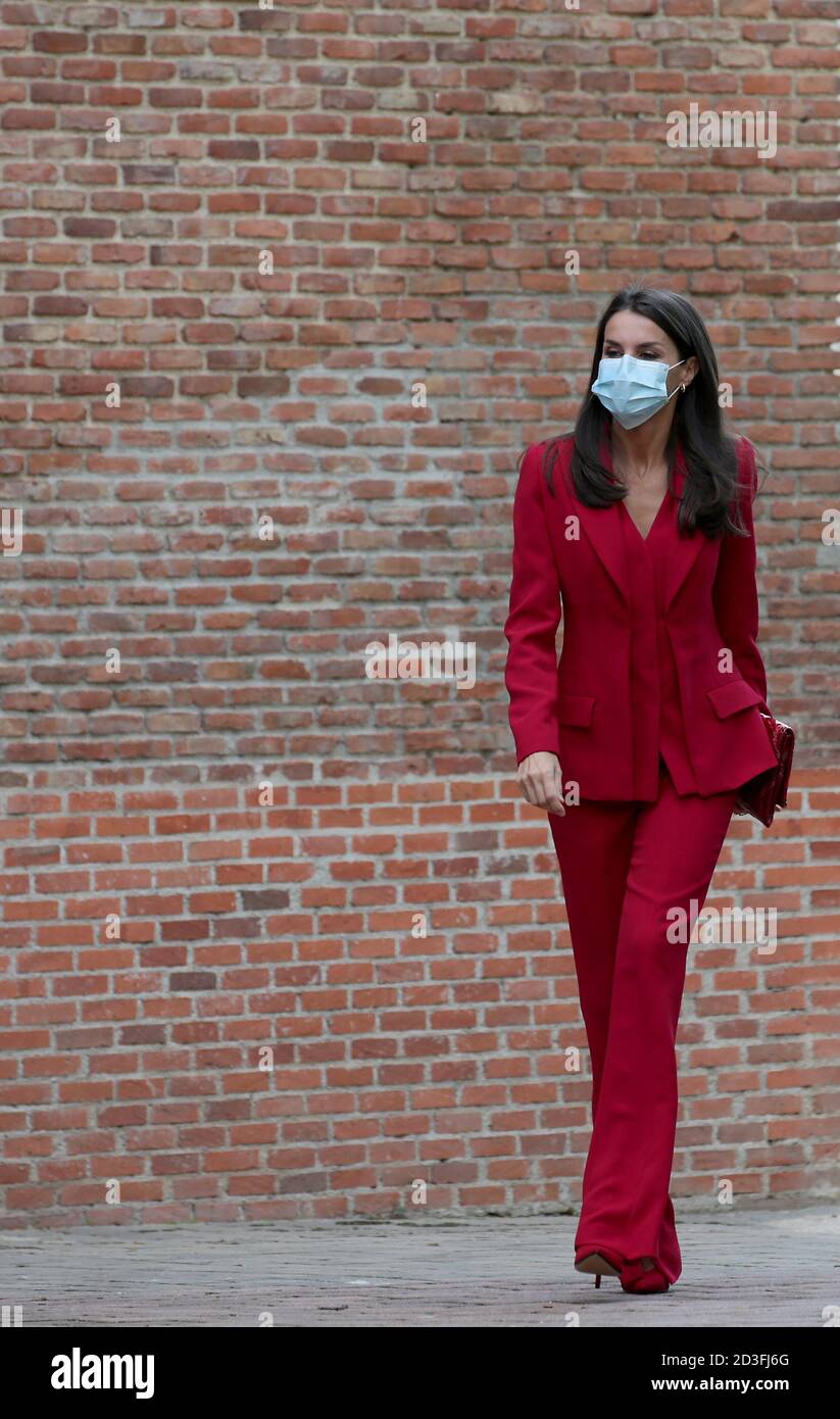 Madrid, Spagna; 08/10/2020.- la regina Letizia partecipa alla riunione del Consiglio di Amministrazione della Residenza studentesca, indossa una tuta rossa sartoriale, con una giacca con doppio lapello e pantaloni svasati con taglio verticale sull'orlo, è un disegno di Roberto Torrreta, Dalla sua collezione Autunno/Inverno 2017-2018. Scarpe con tacco alto e portafoglio in pelle di serpente placcato oro di Carolina Herrera. Credit: dpa Picture Alliance/Alamy Live News Foto Stock