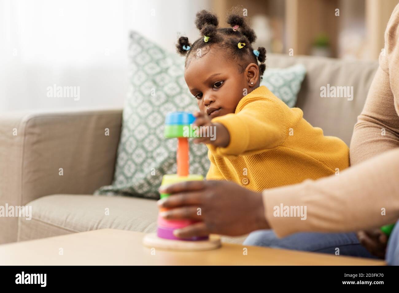 famiglia africana che gioca con la bambina a casa Foto Stock