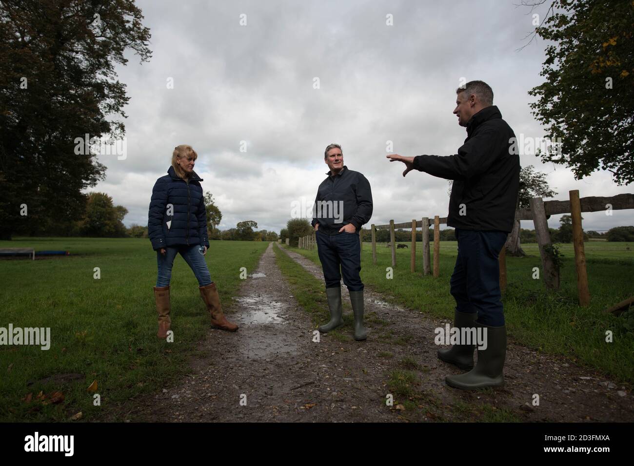 Il leader del lavoro Sir Keir Starmer durante una visita alla fattoria del presidente dell'Unione degli agricoltori nazionali Minette Batters nel Wiltshire, come ha invitato il primo ministro a sostenere gli agricoltori britannici garantendo gli elevati standard di cibo e agricoltura del Regno Unito dopo la Brexit. Foto Stock