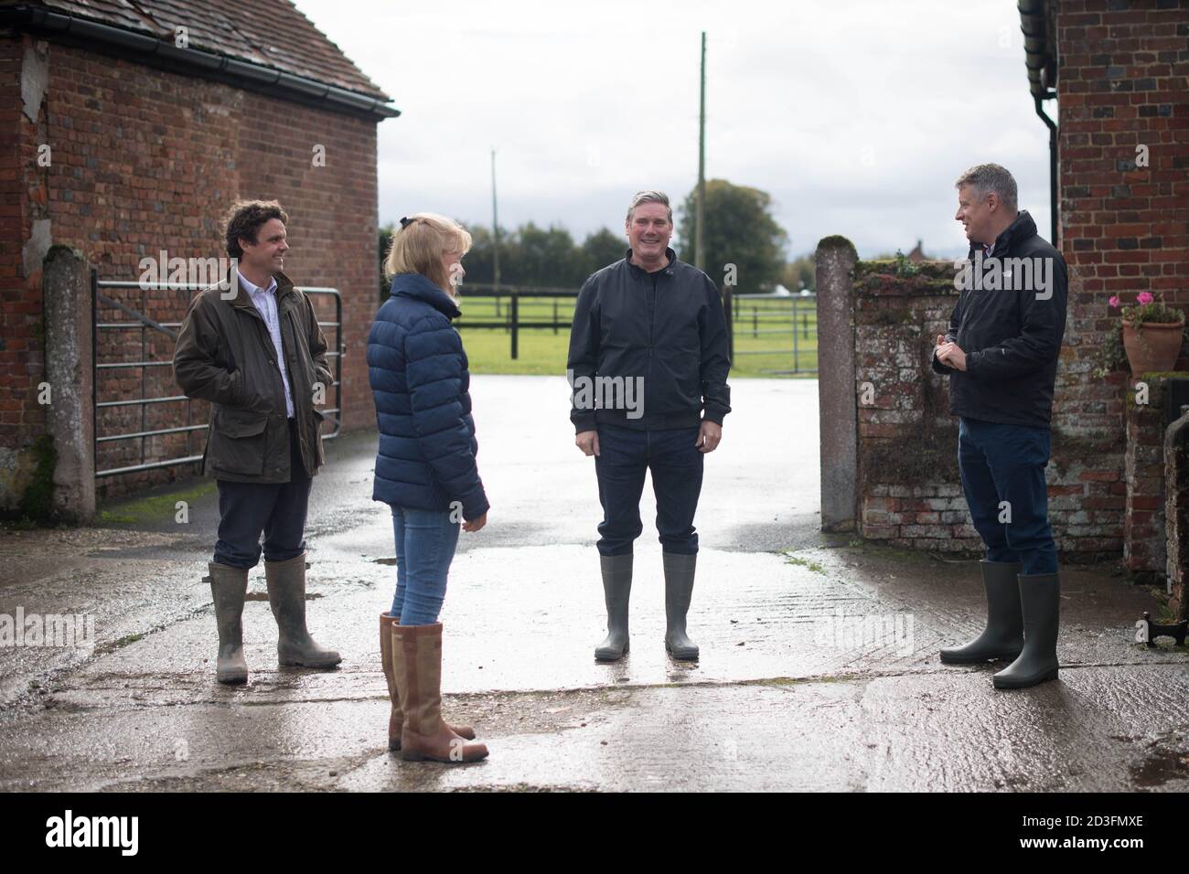 Il leader del lavoro Sir Keir Starmer durante una visita alla fattoria del presidente dell'Unione degli agricoltori nazionali Minette Batters nel Wiltshire, come ha invitato il primo ministro a sostenere gli agricoltori britannici garantendo gli elevati standard di cibo e agricoltura del Regno Unito dopo la Brexit. Foto Stock