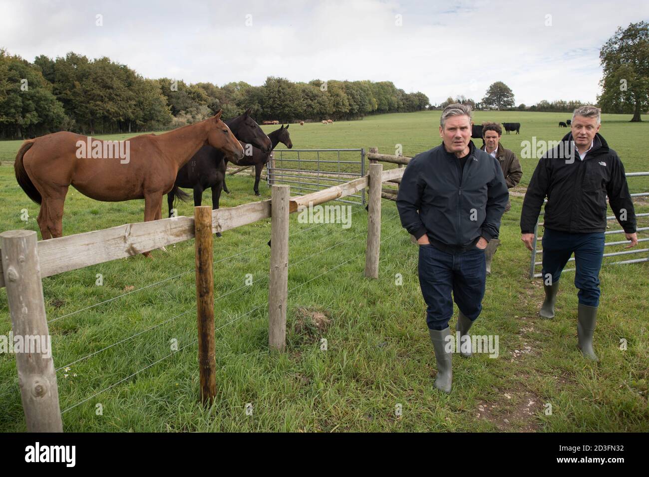 Il leader del lavoro Sir Keir Starmer durante una visita alla fattoria del presidente dell'Unione degli agricoltori nazionali Minette Batters nel Wiltshire, come ha invitato il primo ministro a sostenere gli agricoltori britannici garantendo gli elevati standard di cibo e agricoltura del Regno Unito dopo la Brexit. Foto Stock