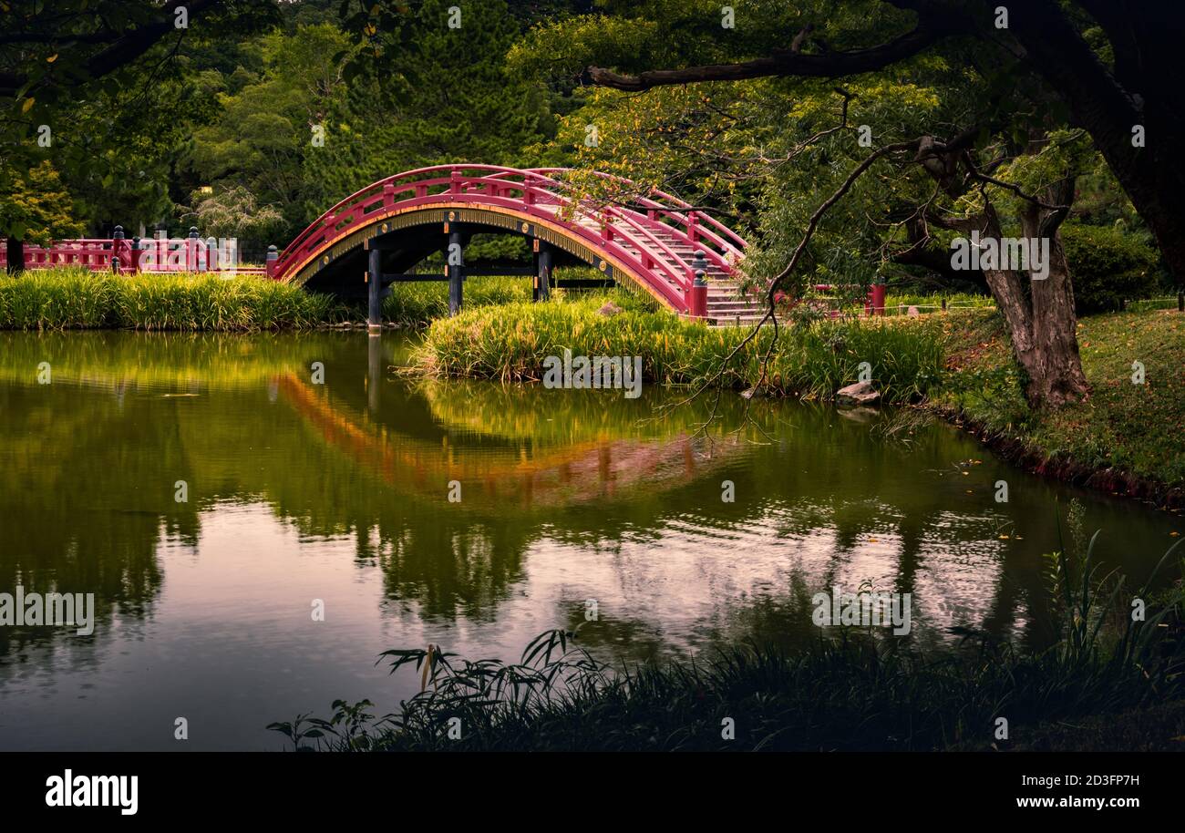 La vernice vermiglio del ponte arcuato ha perso è lustro nel corso degli anni. Questo shot è stato ripreso ad una lunghezza focale di 31 mm nel tentativo di inquadrare il Foto Stock