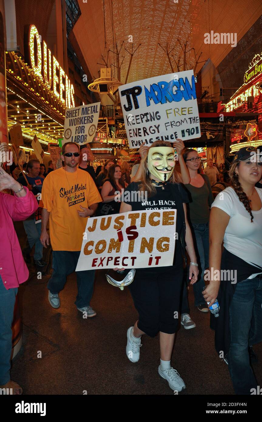 I manifestanti di Fremont Street a Las Vegas marciano in una protesta di Occupy Las Vegas, una parte del movimento Occupy Wall Street. Foto Stock