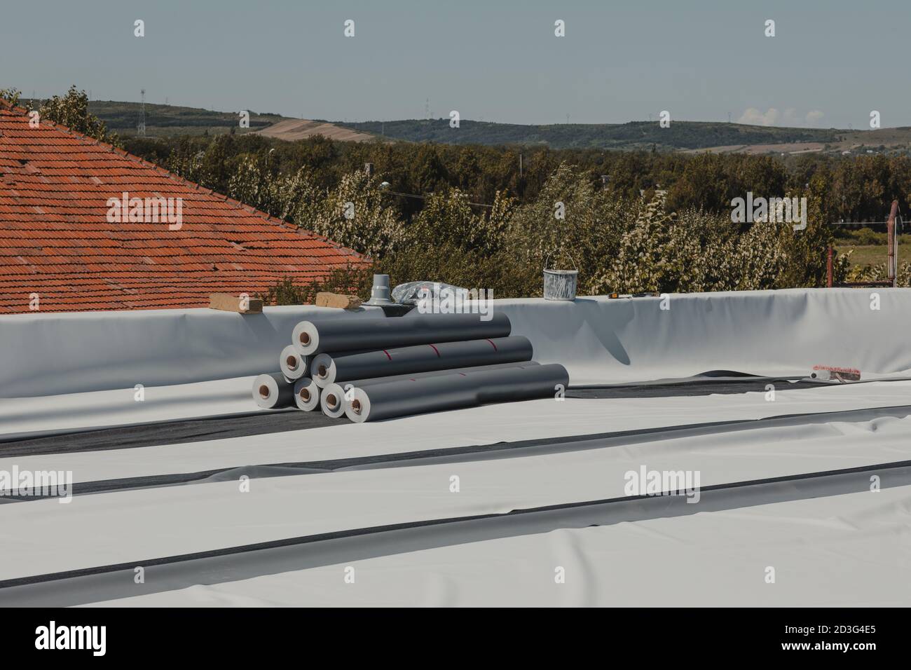 Membrane in pvc impermeabilizzanti sul sito di costruzione del tetto. Foto Stock