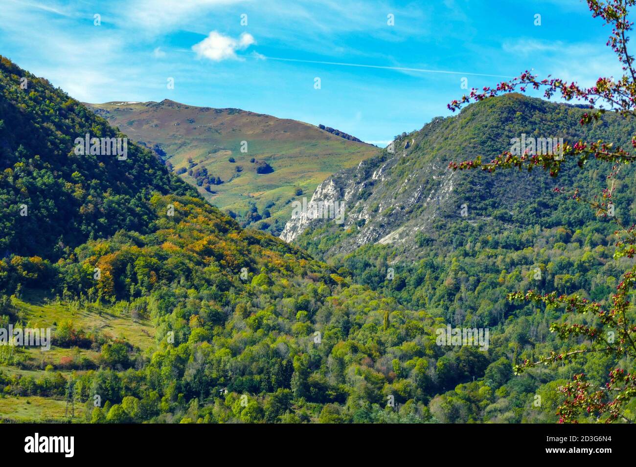 Il villaggio di Niaux nella valle di Vicdessos, nell'Ariege, Pirenei francesi, Francia, tempo di autunno. Foto Stock