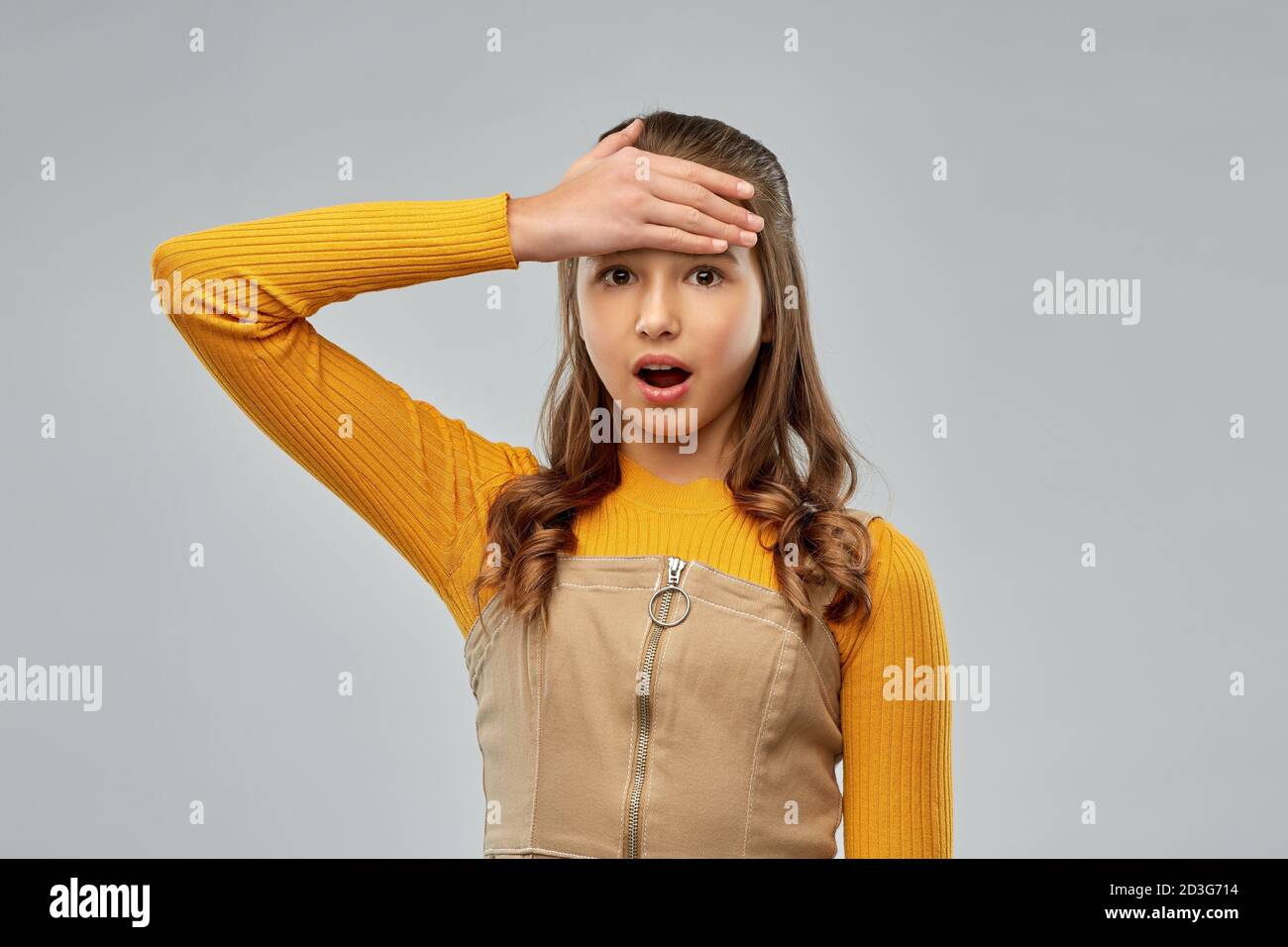 scioccata giovane ragazza adolescente che tiene alla testa Foto Stock