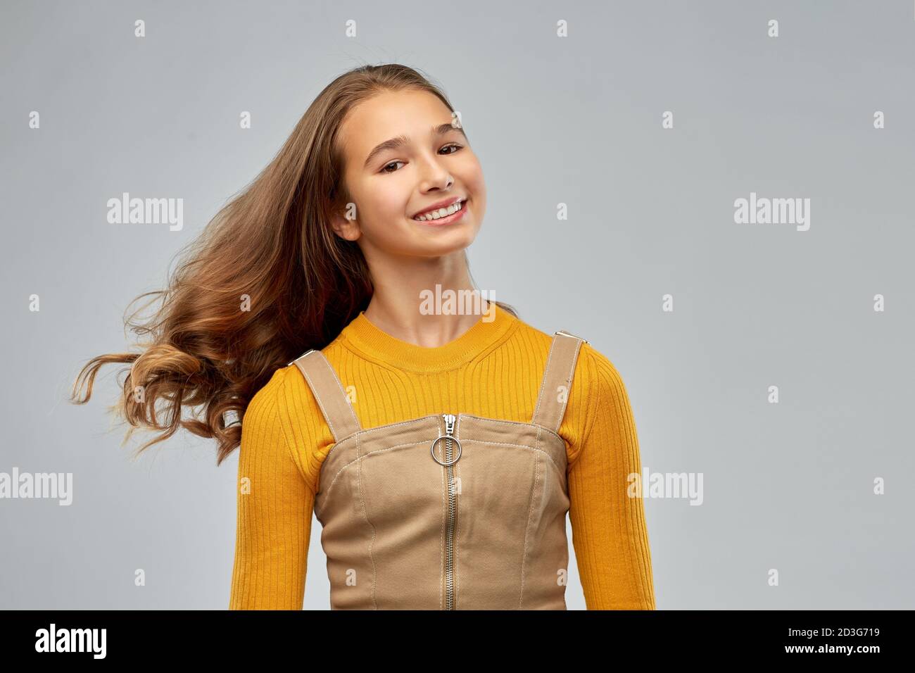 giovane ragazza adolescente con capelli lunghi ondulati Foto Stock