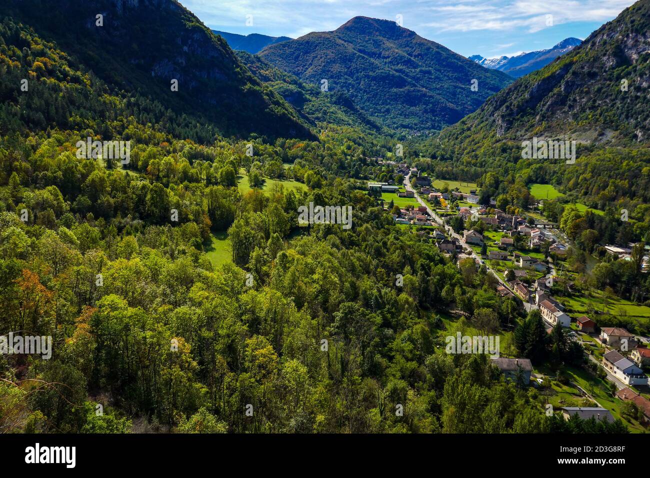 Il villaggio di Niaux nella valle di Vicdessos, nell'Ariege, Pirenei francesi, Francia, tempo di autunno. Foto Stock