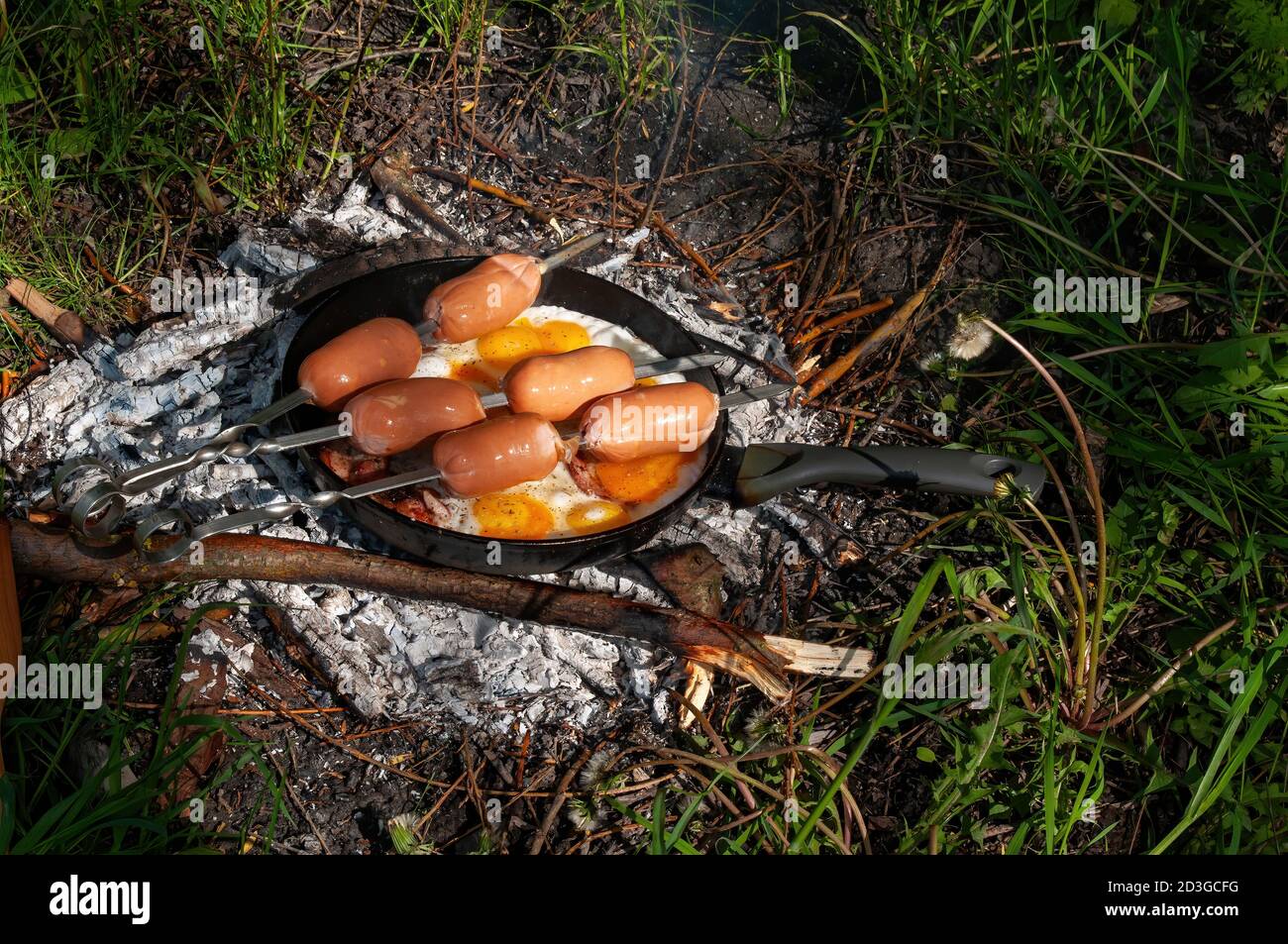 Cucina cena sul fuoco in padella di ghisa. foto barbecue Foto Stock