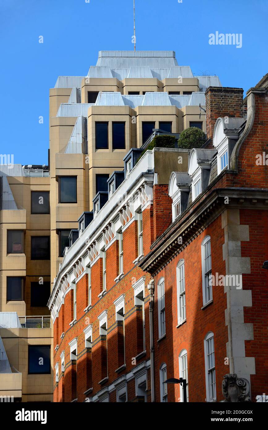 Londra, Inghilterra, Regno Unito. Stili architettonici contrastanti: Vecchi e nuovi edifici in Bow Street / Long Acre. (90 acri lunghi dietro) Foto Stock
