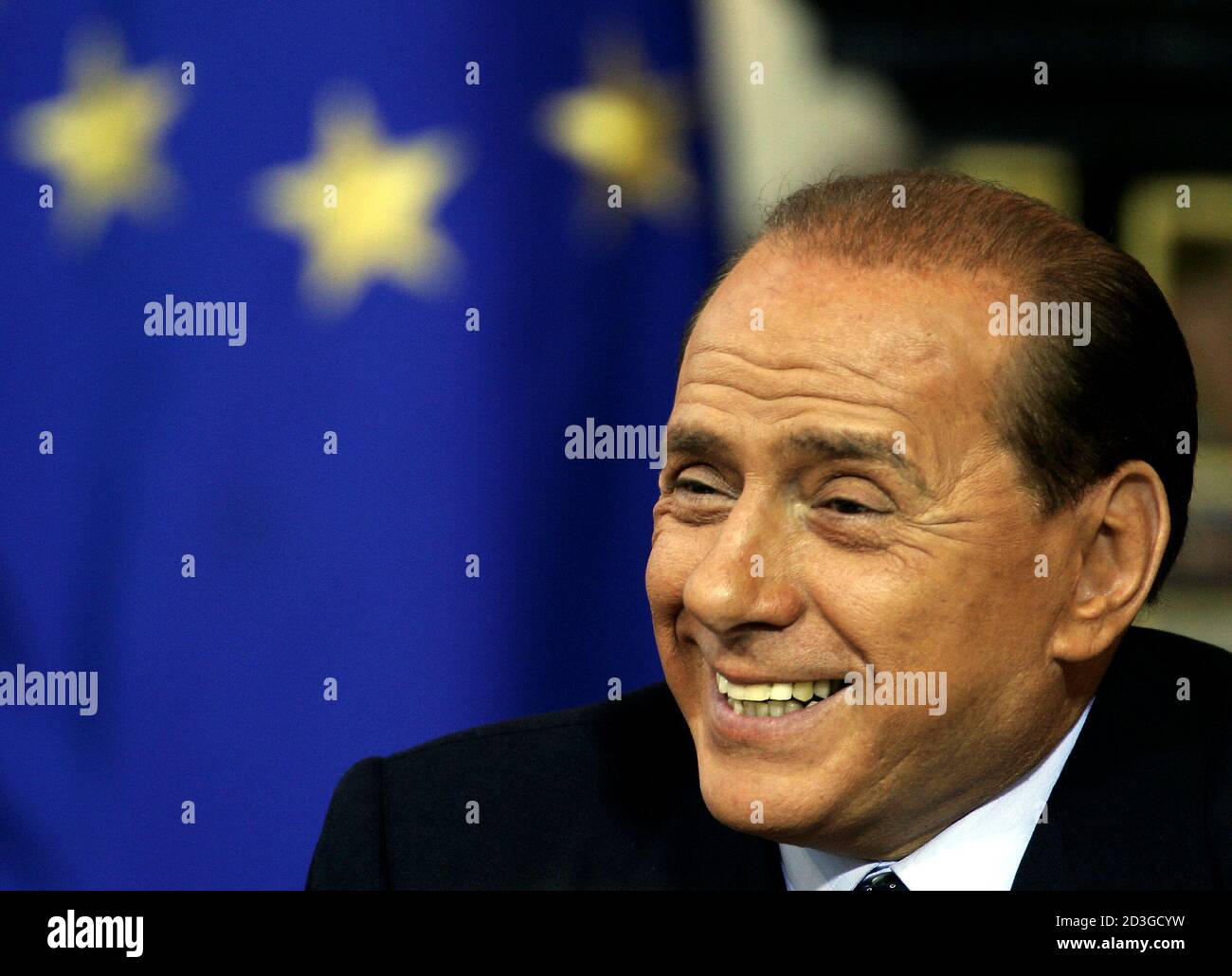 Il primo Ministro italiano Silvio Berlusconi sorride durante una conferenza  stampa tenutasi a Roma il 30 dicembre 2004. Il primo ministro italiano Silvio  Berlusconi ha invitato giovedì a una riunione del Gruppo