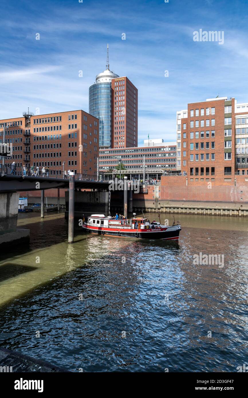 Sandtorhafen - Traditionsschiffhafen ( si traduce come: Porto di sabbia - porto di nave tradizionale). Riprogettato aggiungendo moderni appartamenti a sbalzo. Foto Stock