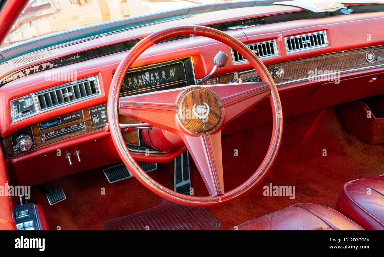 Doha,Qatar: 4 Marzo 2020: 1959 cadillac modello 8 cruscotto auto di lusso classico Foto Stock