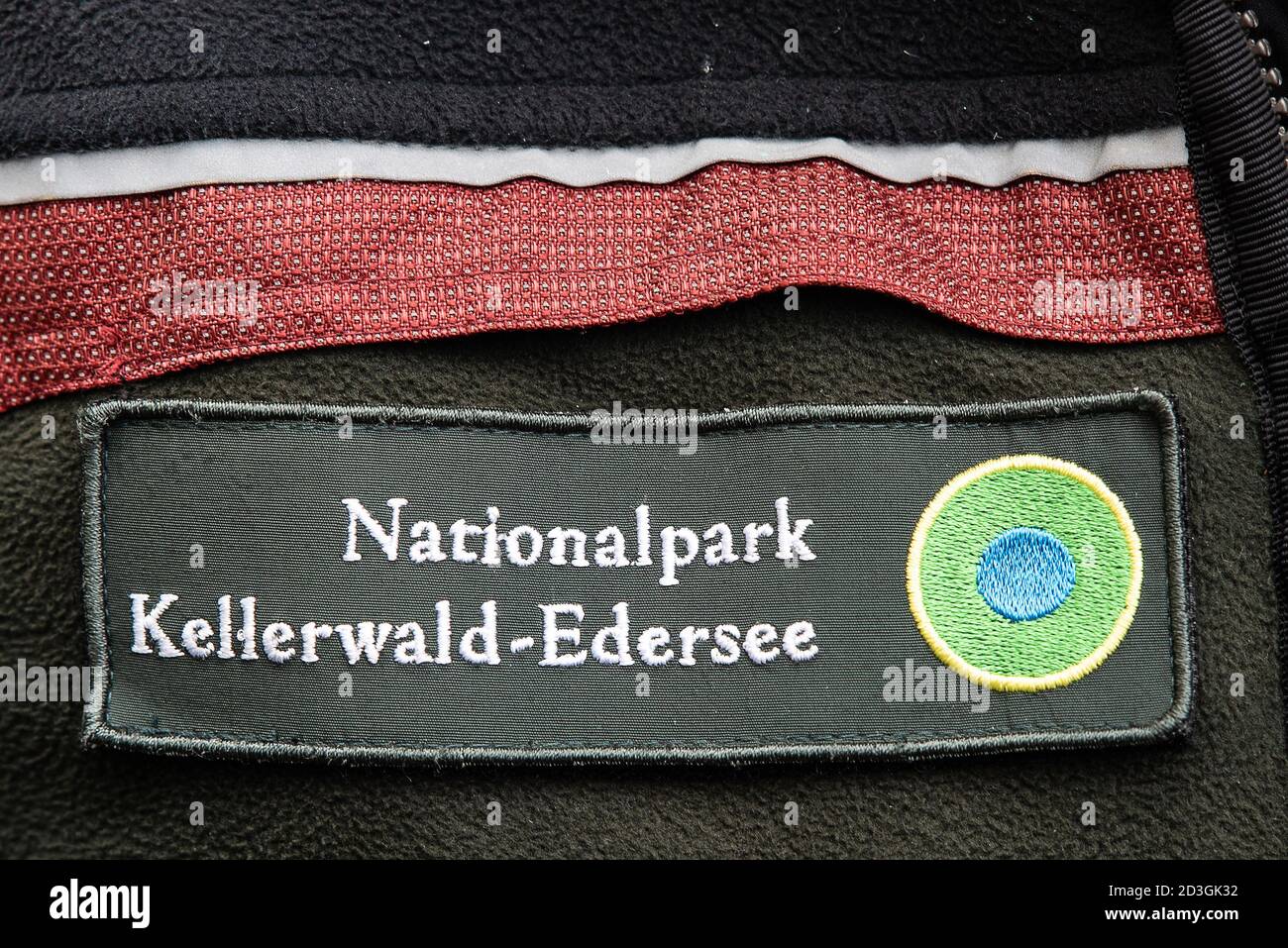 Waldeck, Germania. 8 ottobre 2020. Un segno con l'iscrizione 'Nationalpark Kellerwald-Edersee' può essere visto sulle uniformi di un dipendente del parco nazionale durante l'annuncio dell'espansione del parco nazionale Kellerwald-Edersee. Il parco nazionale si trova nel quartiere Hessian settentrionale di Waldeck-Frankenberg. Credit: Swen Pförtner/dpa/Alamy Live News Foto Stock