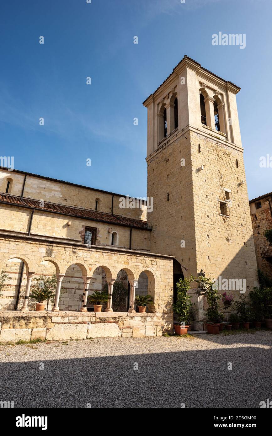 Chiesa di San Giovanni in Valle (San Giovanni in valle), una delle più antiche chiese di Verona (IV-XIV secolo) in stile romanico. Veneto, Italia. Foto Stock