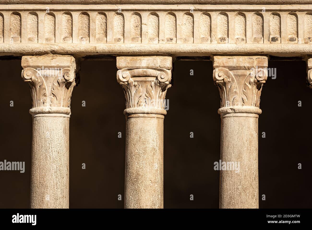 Primo piano di un'antica balaustra in marmo nel centro di Verona (Piazza dei Signori), patrimonio dell'umanità dell'UNESCO, Veneto, Italia, Europa. Foto Stock
