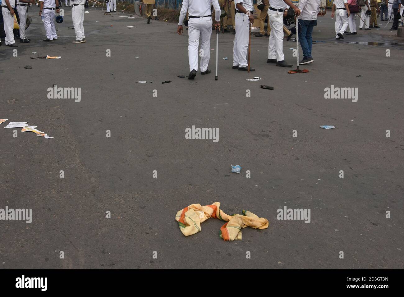 Kolkata, India. 8 ottobre 2020. Una sciarpa di Bharatiya Janata Yuva Morcha durante il rally. (Foto di Suraranjan Nandi/Pacific Press) Credit: Pacific Press Media Production Corp./Alamy Live News Foto Stock