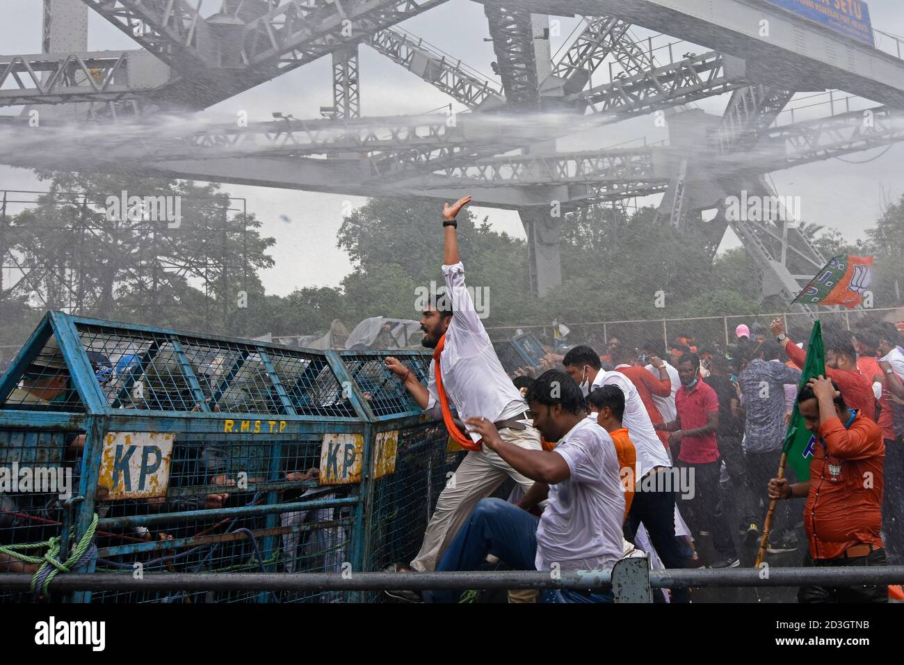 Kolkata, India. 8 ottobre 2020. Sostenitori di Bharatiya Janata Yuva Morcha cercando di rompere le barricate per raggiungere Nabanna durante il Rally. (Foto di Suraranjan Nandi/Pacific Press) Credit: Pacific Press Media Production Corp./Alamy Live News Foto Stock