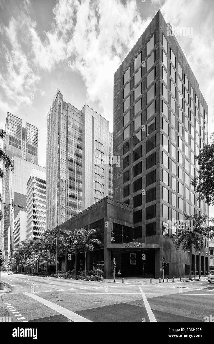 Scena in bianco e nero di una fila di proprietà commerciali che guadagnano soldi lungo la strada. Singapore. Foto Stock