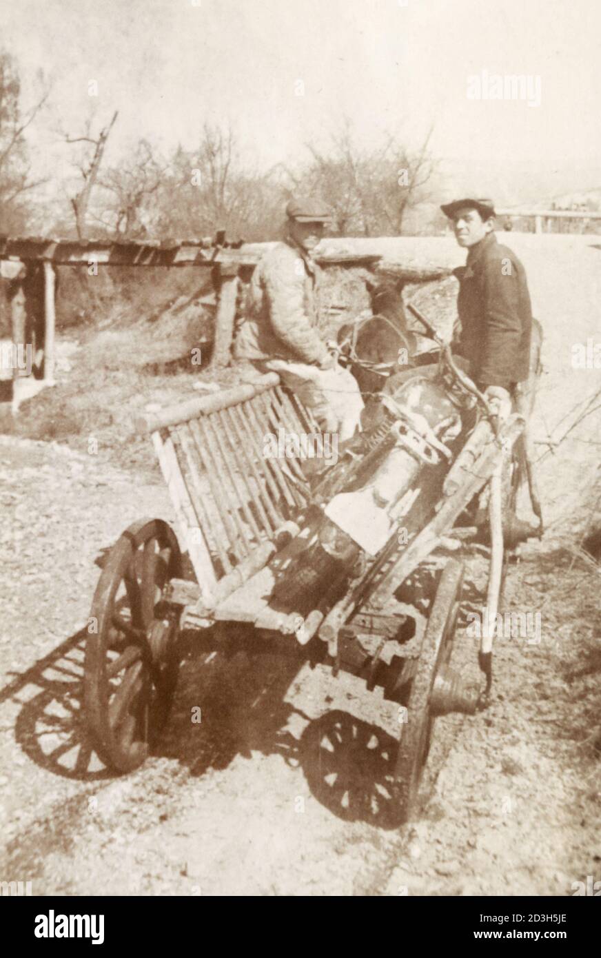 I residenti di un villaggio russo trasportano una motocicletta su un carrello durante la seconda guerra mondiale Foto Stock