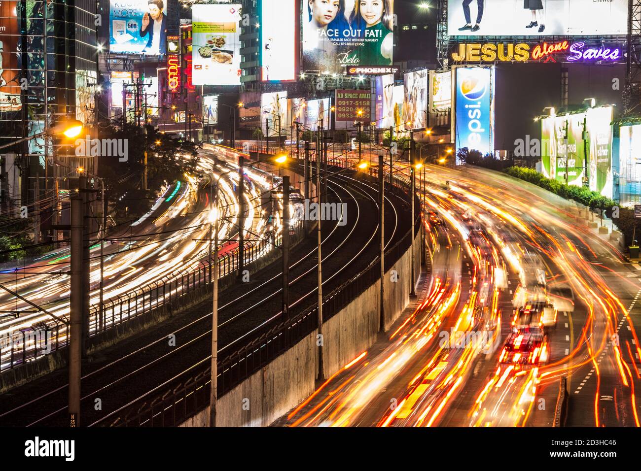 Luci di traccia da veicoli in autostrada principale in Metro Manila, Filippine. Foto Stock