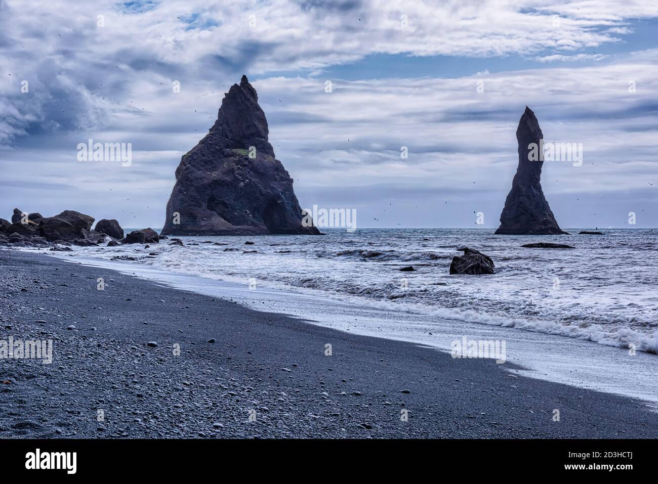 LA spiaggia di sabbia nera in Islanda - una delle Famoso paesaggio in Islanda Foto Stock