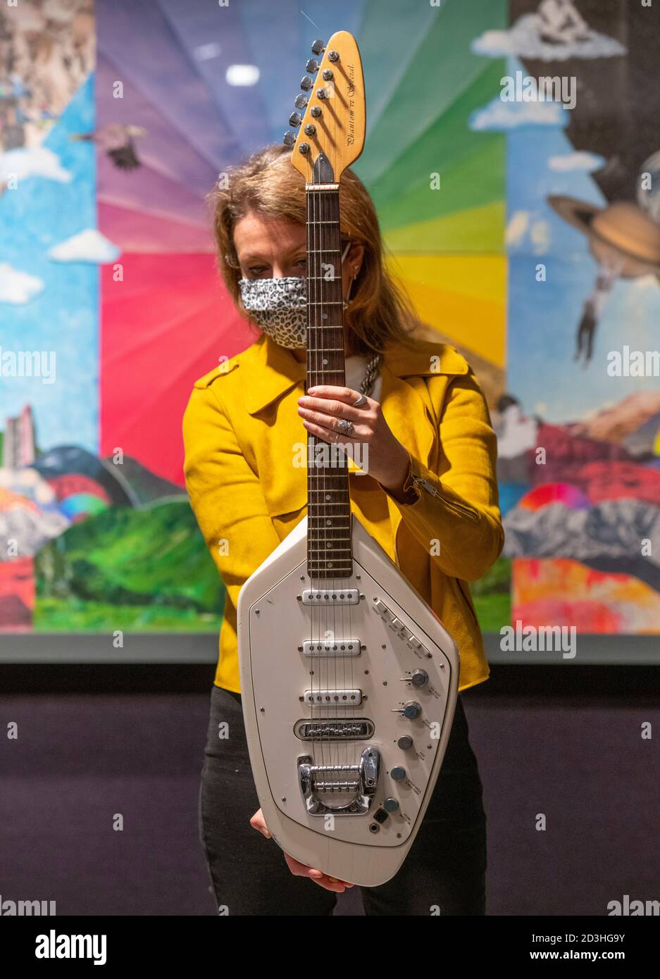 Bonhams, Knightsbridge, Londra, Regno Unito. 8 ottobre 2020. La vendita di cimeli di Bonhams’Entertainment comprende anche la chitarra usata dal frontman di Joy Division e dal lirico Ian Curtis nel video musicale per il loro hit senza tempo ‘Love Will Tear US Apart’, offerto dalla figlia di Ian, Natalie, sarà in vista. Ha una stima di £60,000-80,000. Credito: Malcolm Park/Alamy Foto Stock