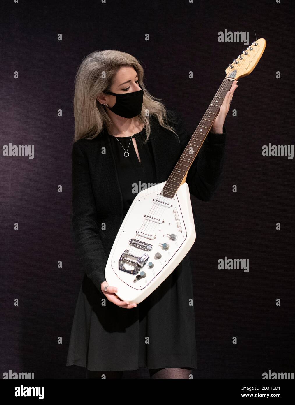 Bonhams, Knightsbridge, Londra, Regno Unito. 8 ottobre 2020. La vendita di cimeli di Bonhams’Entertainment comprende anche la chitarra usata dal frontman di Joy Division e dal lirico Ian Curtis nel video musicale per il loro hit senza tempo ‘Love Will Tear US Apart’, offerto dalla figlia di Ian, Natalie, sarà in vista. Ha una stima di £60,000-80,000. Credito: Malcolm Park/Alamy Foto Stock